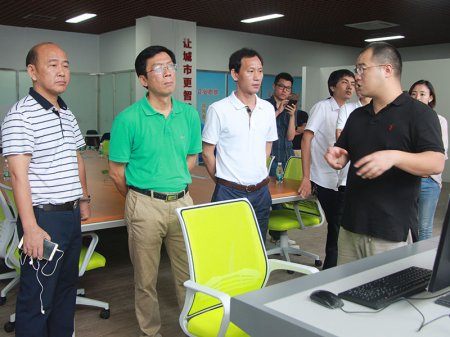 市工商聯(lián)領(lǐng)導參觀崖城辦公室