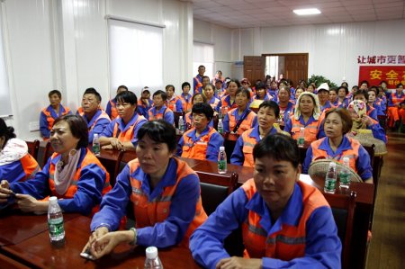 集團(tuán)公司黨支部組織一線員工集中觀看《厲害了，我的國》